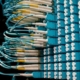 Netwerkpatchpaneel met blauwige glasvezelpatchkabels en LC-connectoren netjes aangesloten in datacenter rack, close-up beeld