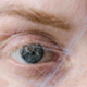 Close-up van een ouder oog met fijne rimpels, opvallende wenkbrauw en huidtextuur in zachte natuurlijke kleuren