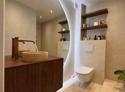 Moderne badkamer met donker houten meubel op maat, ronde wastafel, zwevend toilet en open planken